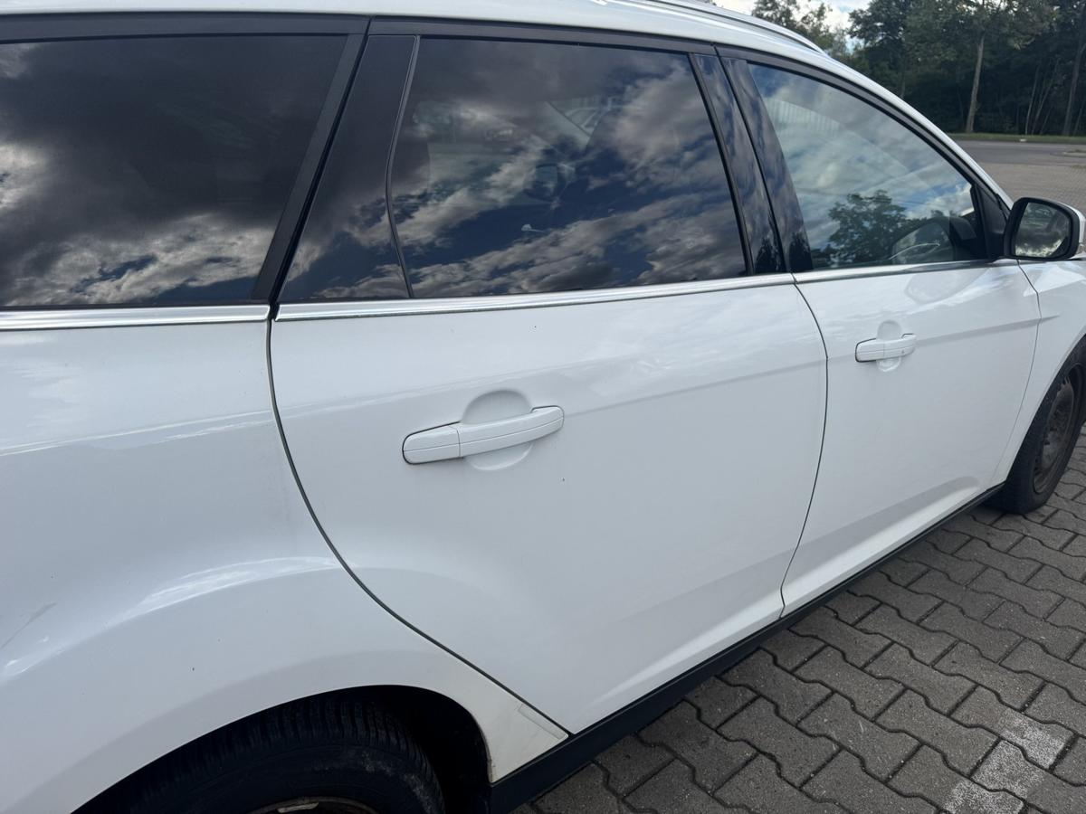 Ford Focus 3 original T&uuml;r hinten rechts Frost Wei&szlig; Kombi Rohbau Bj.2012